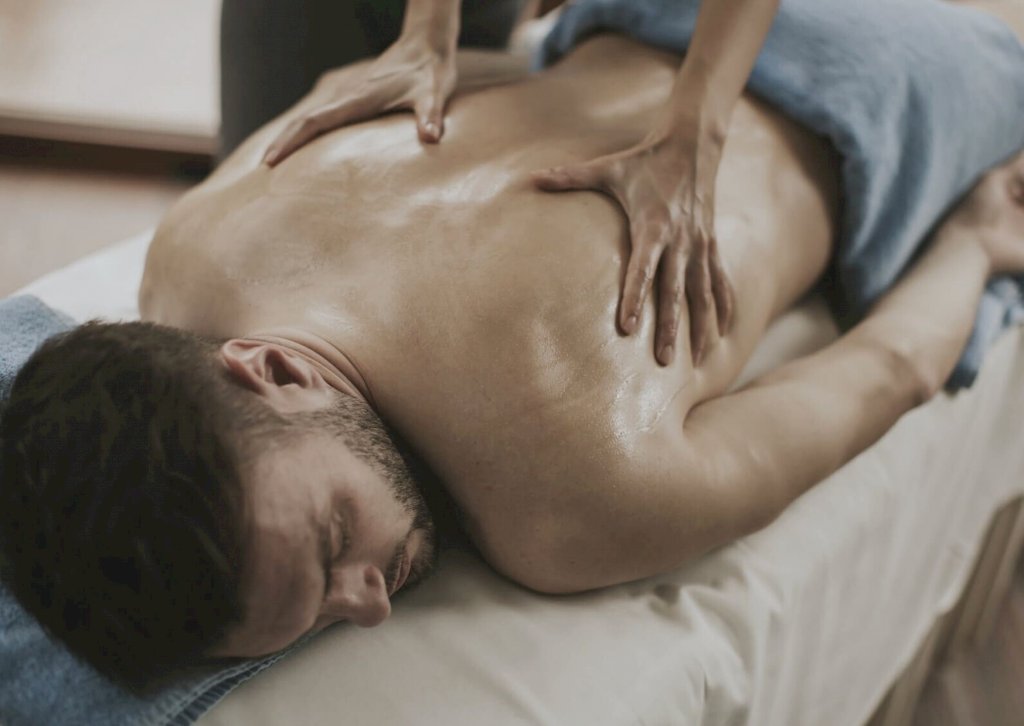 Les étapes du massage lingam à Paris